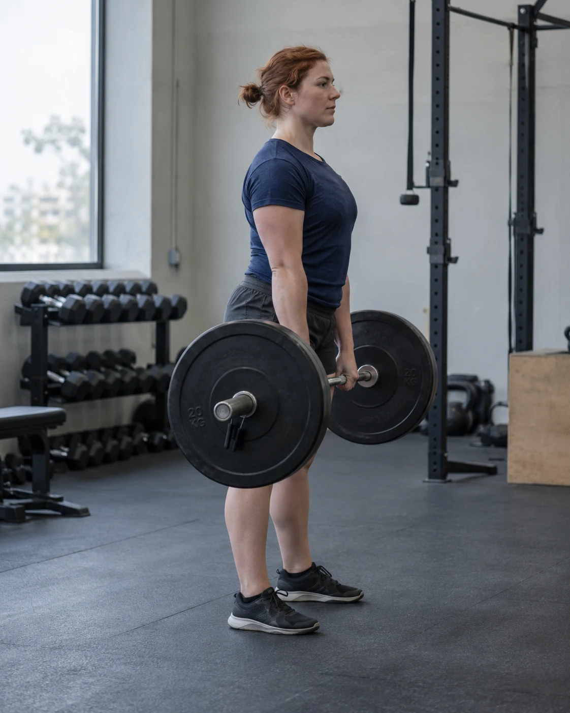 Athlète de l’univers visuel Bornlift soulevant une barre dans une salle de sport